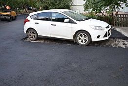 Асфальтированию двора на ул. Воронова,2 помешал автомобиль Асфальтированию двора на ул. Воронова,2 помешал автомобиль