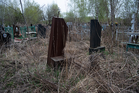 Смотритель чемодановского кладбища с 30-летним стажем объяснил беспорядок на погосте