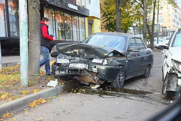 На Кураева «десятка» вылетела с дороги после столкновения с другим авто