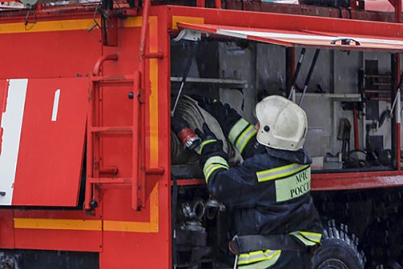 В Пензе на ул. Новотамбовской пожар тушили 16 огнеборцев