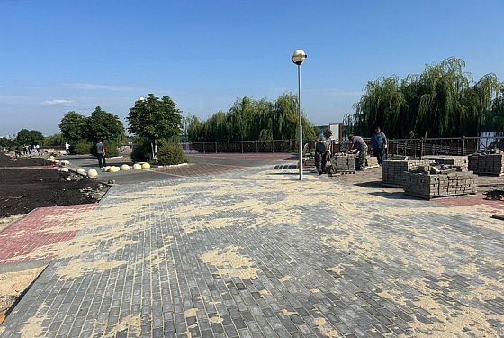 В Спутнике у набережной укладывают тротуарную плитку