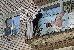 В Пензе с балкона дома на Экспериментальной сорвался мужчина  
