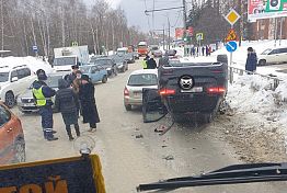 В Пензе на улице Мира перевернулся внедорожник 
