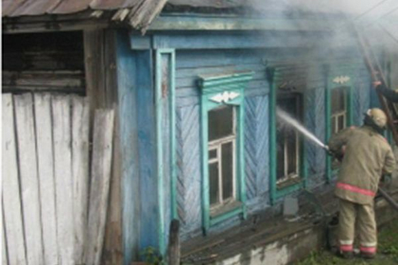 В Кузнецке жилой дом тушили 10 спасателей