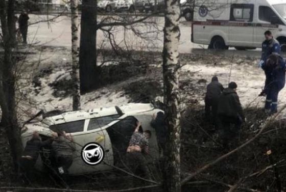 В Пензе на Кижеватова автомобиль вылетел с дороги и опрокинулся