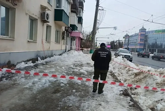 В Пензе СК возбудил дело после падения на подростка ледяной глыбы