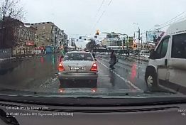 Перебегавшая дорогу с детьми пензячка оставила ребенка на проезжей части Перебегавшая дорогу с детьми пензячка оставила ребенка на проезжей части