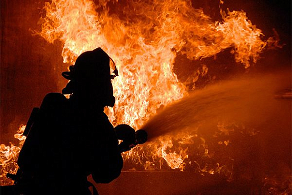 В Колышлейском районе горящий дом тушили 15 спасателей