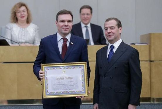 Дмитрий Медведев наградил Леонида Левина