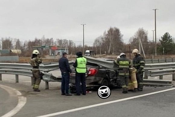 В Пензе легковушка влетела под отбойник на дороге