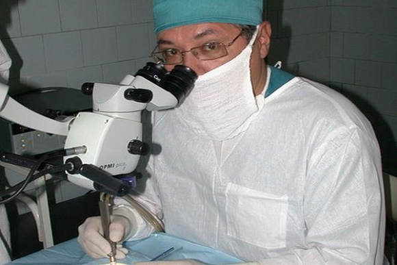 Пензенский офтальмолог провел уникальную операцию в режиме он-лайн