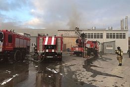 В Пензе на ул. Металлистов горит склад производственной компании В Пензе на ул. Металлистов горит склад производственной компании