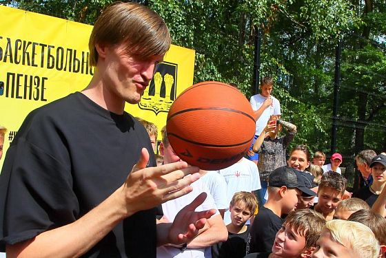 Андрей Кириленко открыл в Пензе баскетбольную площадку