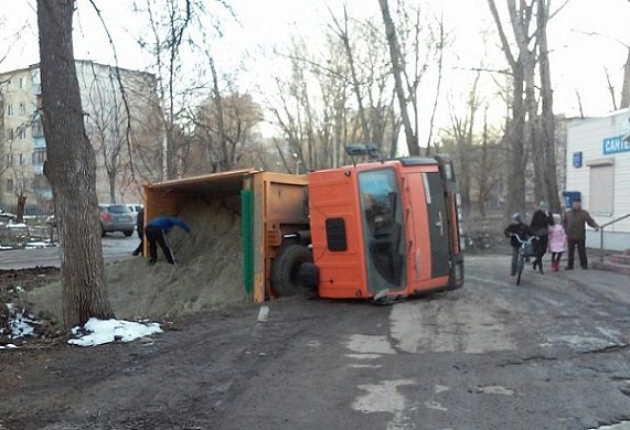 В Пензе на Карпинского перевернулся камаз — соцсети