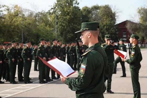 Олег Мельниченко поздравил курсантов с принятием военной присяги
