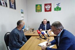 Олег Мельниченко провел личный прием жителей Тамалинского района Олег Мельниченко провел личный прием жителей Тамалинского района