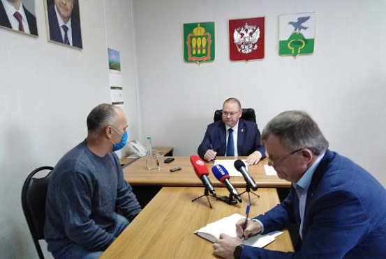 Олег Мельниченко провел личный прием жителей Тамалинского района