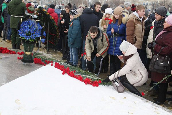 Сотни пензенцев пришли к Монументу воинской и трудовой Славы