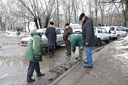В Пензе очищают ливневки и откачивают талые воды
