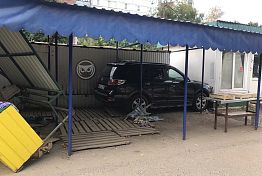 На улице Кижеватова автомобиль врезался в торговую палатку