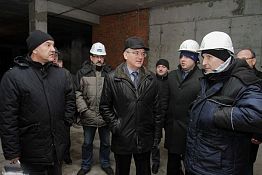 И. Белозерцев отметил нехватку рук на стройплощадке перинатального центра И. Белозерцев отметил нехватку рук на стройплощадке перинатального центра