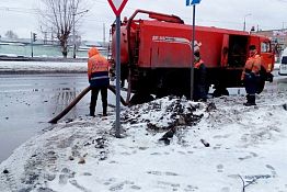 В Пензе откачивают с дорог талые воды