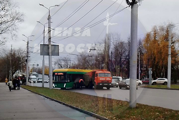 В Пензе новый троллейбус столкнулся с КамАЗом