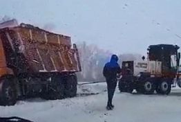 Пензенец выложил видео с застрявшим в сугробе снегоуборочным авто Пензенец выложил видео с застрявшим в сугробе снегоуборочным авто