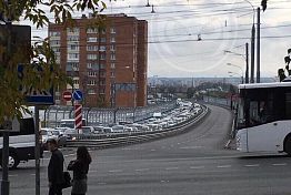 В Пензе на Измайловском путепроводе образовалась километровая пробка