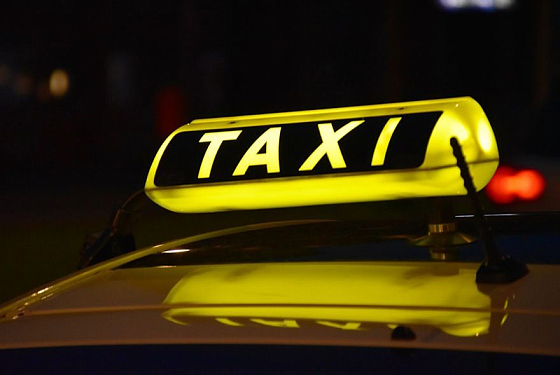 В Пензе водитель такси спас пенсионера от мошенников