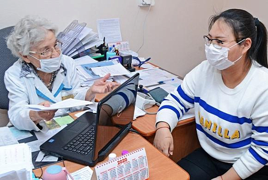 Наденьте маски: В Пензе китайцы общаются с врачами жестами