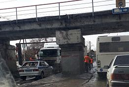 В Пензе фура закупорила проезд под мостом