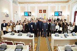 Вадим Супиков наградил победителей научно-практической конференции о развитии парламентаризма Вадим Супиков наградил победителей научно-практической конференции о развитии парламентаризма