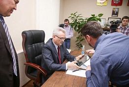 Белозерцев поручил помочь производителю редкого стройматериала под Неверкино