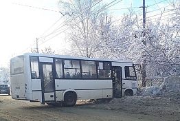 На ул. Аустрина автобус развернуло поперек дороги На ул. Аустрина автобус развернуло поперек дороги