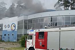 В Заречном тушили здание бывшего центра семейного отдыха «Пингвин»