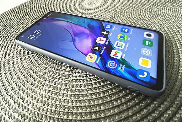 В Нижнем Ломове менеджер салона связи присвоила смартфон и гарнитуру