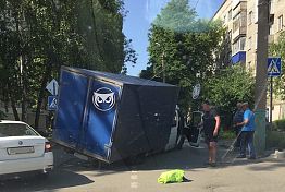 В Пензе «Газель» провалилась в дорожную яму