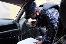 В Пензе мужчины с рюкзаком убегали от охранника магазина