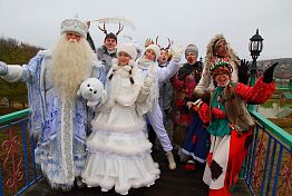 Деды Морозы и другие сказочные персонажи встретились в Казеевке