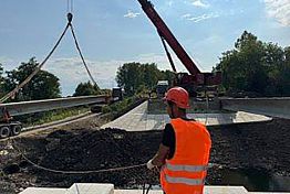 На мосту через Тумалейку начали монтировать балки На мосту через Тумалейку начали монтировать балки