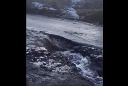В Пензе водный поток «смывает» новый асфальт