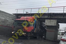 Почти проскочил: Новая жертва Бакунинского моста