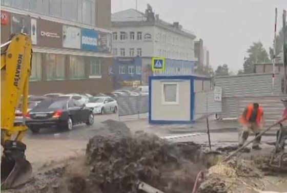 На улице Московской забил грязевой фонтан
