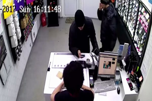 В Пензе двое парней украли из салона два iPhone 5c. Видео