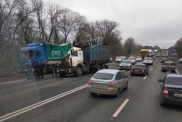 На выезде из Пензы грузовик в ДТП лишился половины кабины