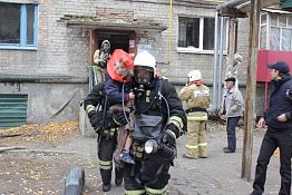 В Пензе пожарные спасли из задымленного подъезда 17 человек