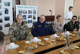 Олег Мельниченко в Тамале встретился с волонтерами, помогающими бойцам СВО Олег Мельниченко в Тамале встретился с волонтерами, помогающими бойцам СВО