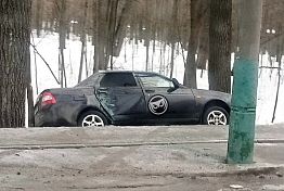 В Пензе на ул. Лермонтова легковой автомобиль вылетел с дороги В Пензе на ул. Лермонтова легковой автомобиль вылетел с дороги