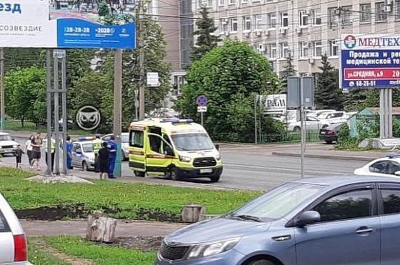 На Бекешской молодая женщина попала под автомобиль